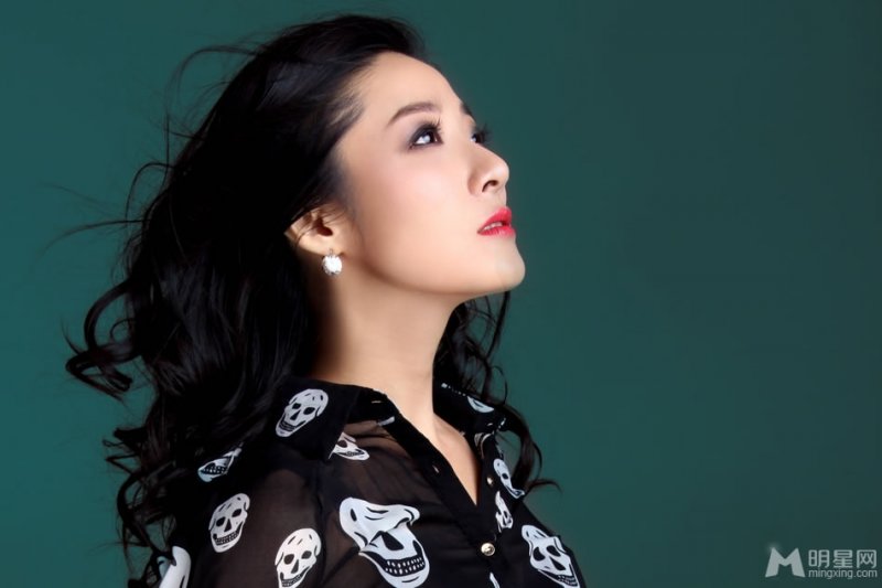 主持人严维莎首曝知性女人味黑白写真 主持人严维莎首曝知性女人味黑白写真