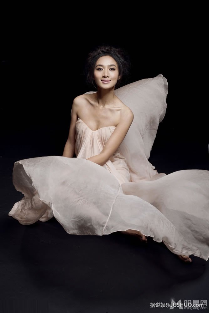 格温妮丝·帕特洛低胸装修乳沟女人味十足