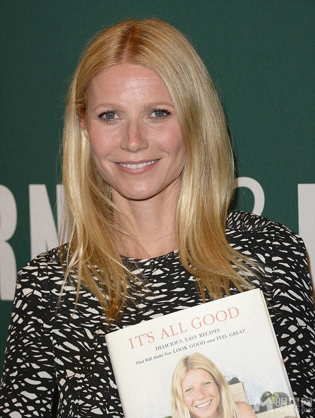 格温妮丝·帕特洛低胸装修乳沟女人味十足