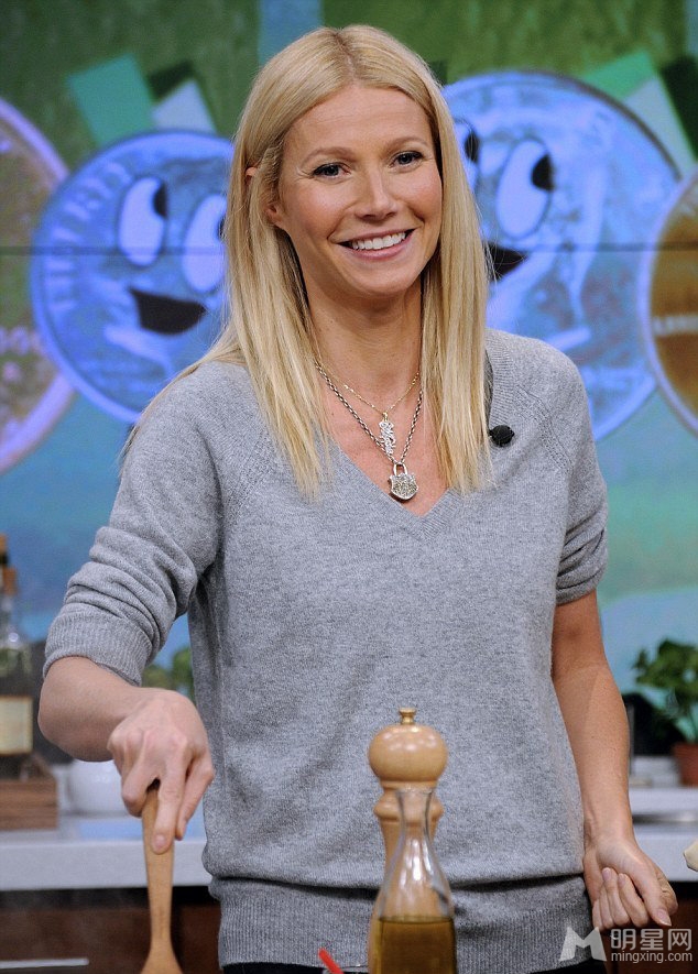 格温妮丝·帕特洛低胸装修乳沟女人味十足