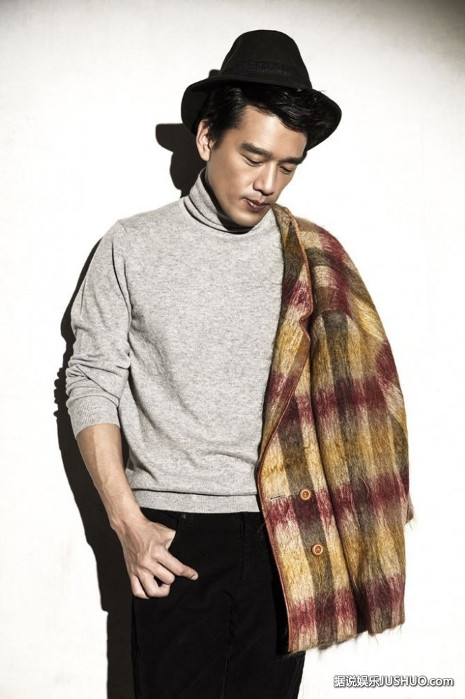 梁朝伟光头造型登芭莎 时尚帅气优雅迷人