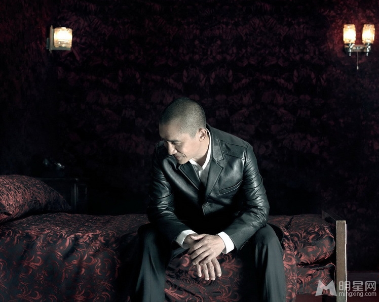 梁朝伟光头造型登芭莎 时尚帅气优雅迷人