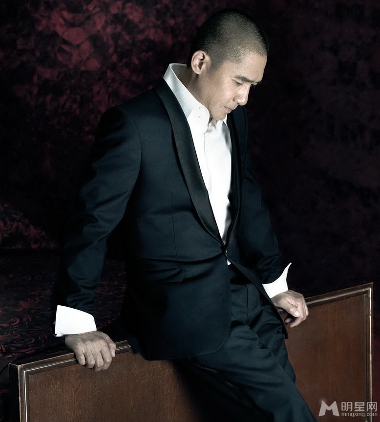 梁朝伟光头造型登芭莎 时尚帅气优雅迷人