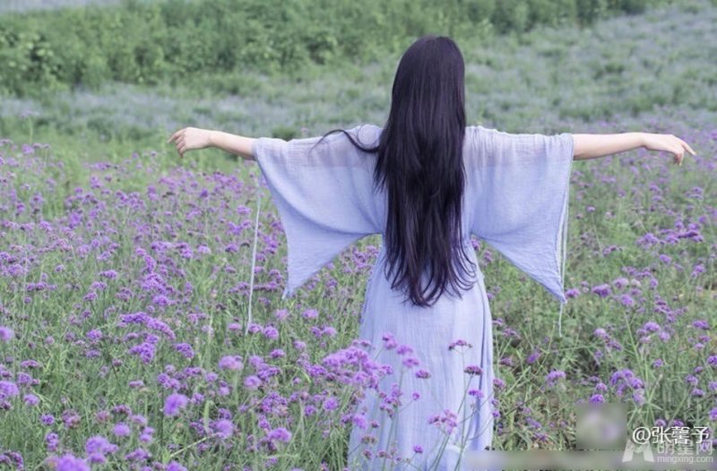 张歆艺裸背长裙写真显女神范儿 与刘芸撞衫