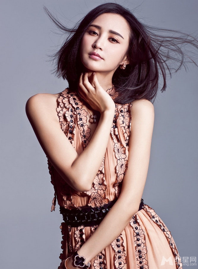 张歆艺裸背长裙写真显女神范儿 与刘芸撞衫