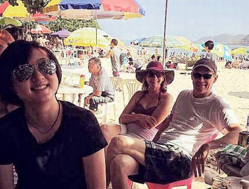 走出阴霾！“小龙女”晒太阳展笑颜 暂住干妈家