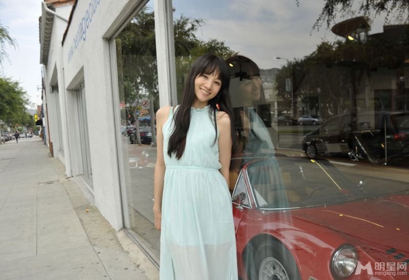 辣妈章龄之国外素颜街拍 清新装扮似少女 辣妈章龄之国外素颜街拍 清新装扮似少女