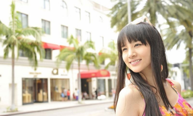辣妈章龄之国外素颜街拍 清新装扮似少女 辣妈章龄之国外素颜街拍 清新装扮似少女