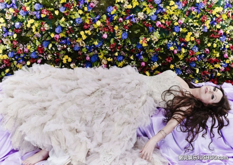 莎拉·布莱曼花海唯美大片 长裙露乳沟显风韵