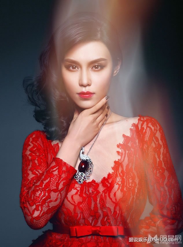 韩星金秀贤秋装写真 演绎极简休闲风秀长腿 韩星金秀贤秋装写真 演绎极简休闲风秀长腿