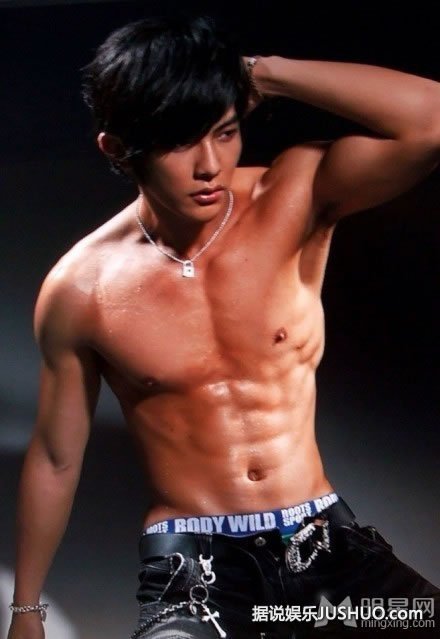 汪东城性感半裸照曝光 肌肉结实汗流浃背
