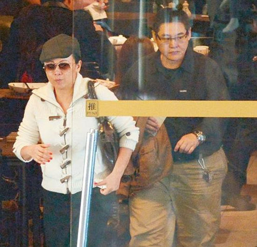 邓萃雯因长期服药发胖 与眼镜男吃饭热聊