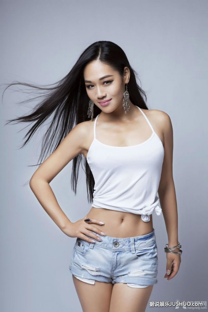 周秀娜桃红色短裙时尚街拍 性感俏萝莉