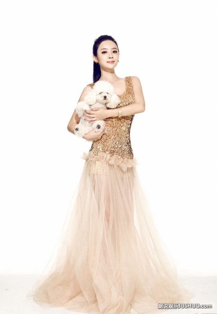 孙文婷时尚大片 手抱萌宠尽显优雅知性美