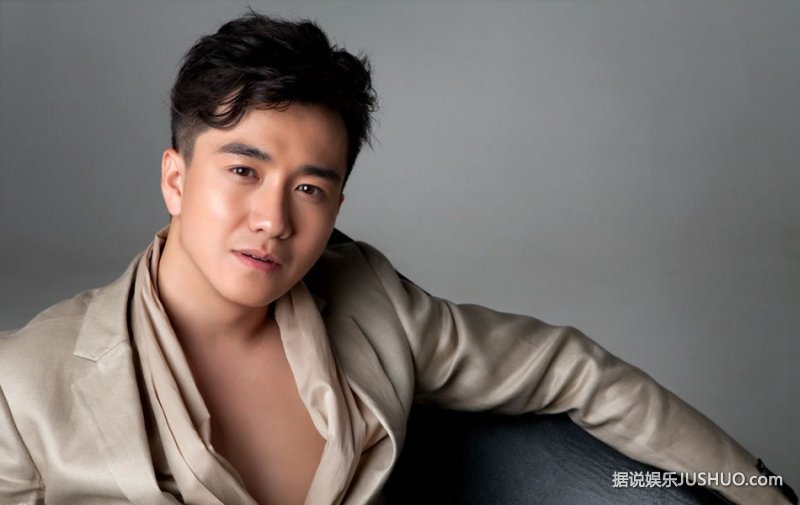 翟天临变成熟男人带来馥雅气质浓郁的个人写真