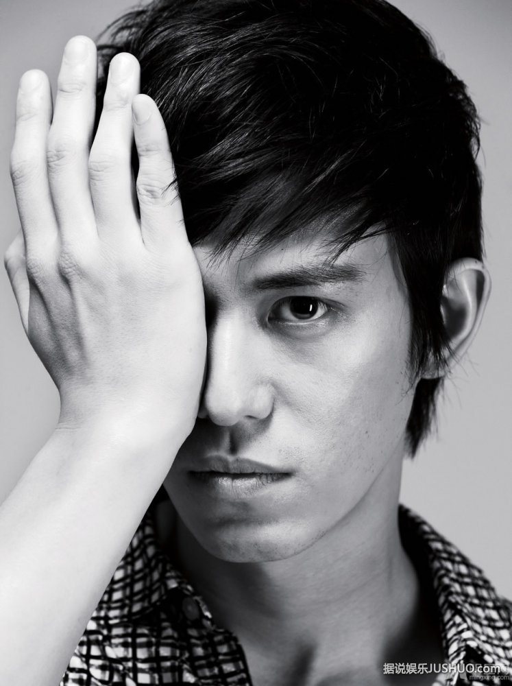 超模卡罗莱娜·科库娃杂志大片 展性感风情