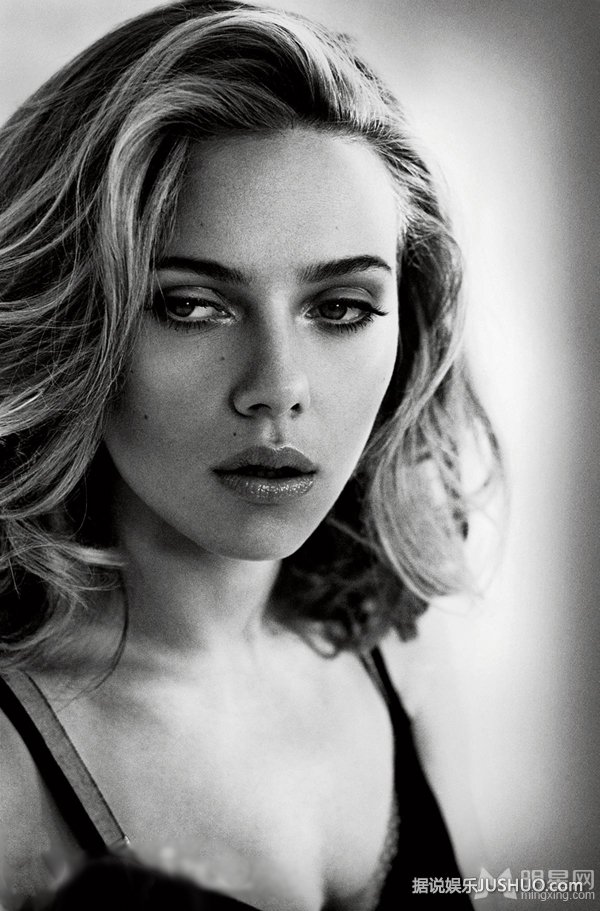 斯嘉丽·约翰逊曝性感居家照 展完美身材