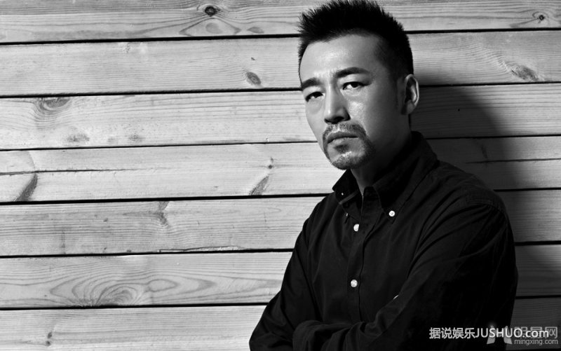 鬼马大叔马岩黑白质感写真 展熟男魅力