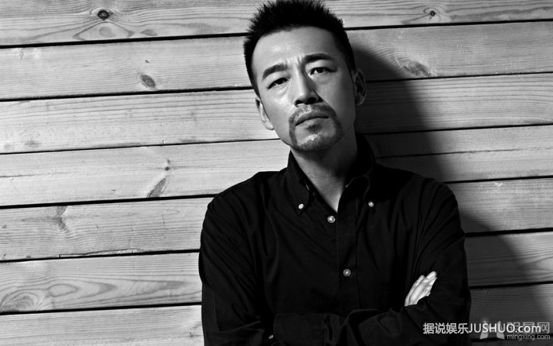 鬼马大叔马岩黑白质感写真 展熟男魅力