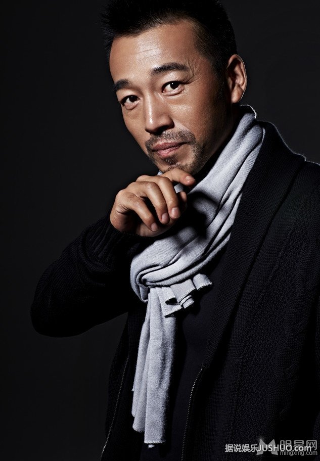 鬼马大叔马岩黑白质感写真 展熟男魅力