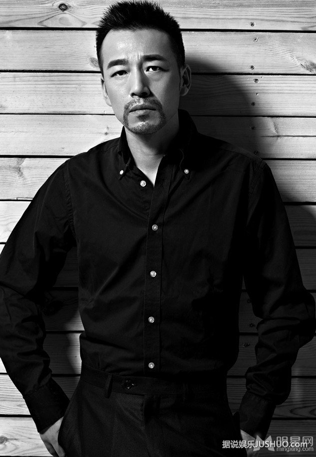 鬼马大叔马岩黑白质感写真 展熟男魅力