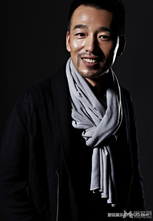 鬼马大叔马岩黑白质感写真 展熟男魅力