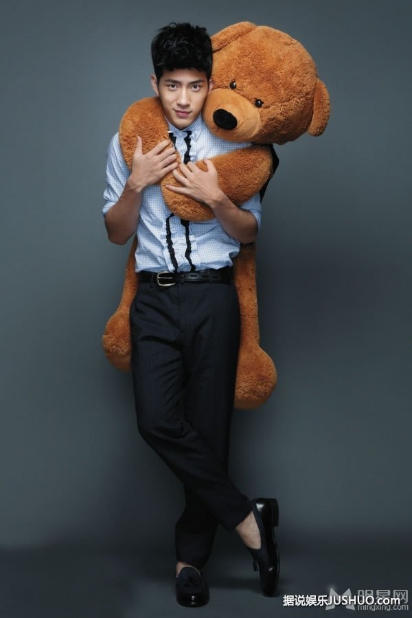 吴辰君镂空透视裙写真秀身材 女人味尽显