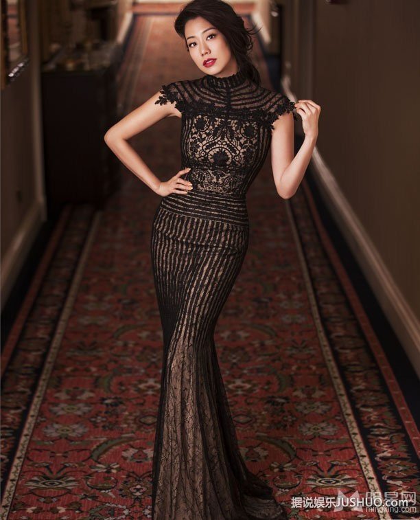 吴辰君镂空透视裙写真秀身材 女人味尽显