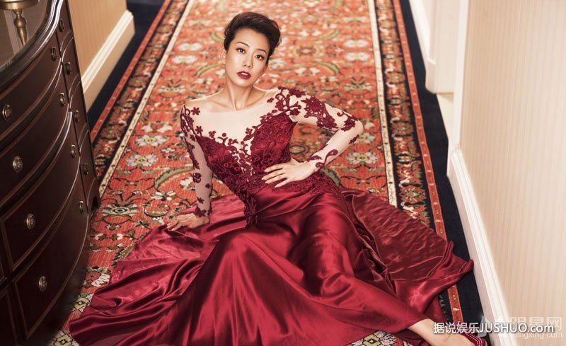 吴辰君镂空透视裙写真秀身材 女人味尽显