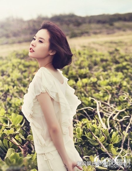 金载沅赵允熙杂志写真 沙发缠绵演绎性感情侣