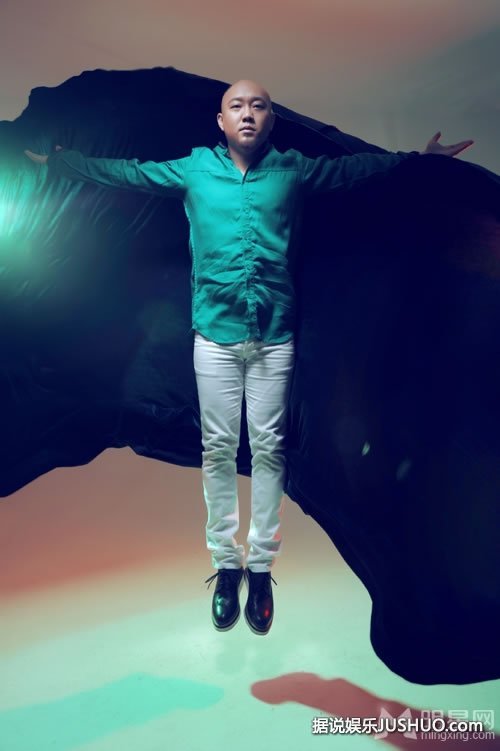 金载沅赵允熙杂志写真 沙发缠绵演绎性感情侣