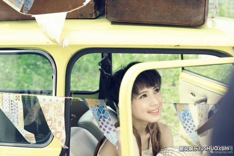 李晟裸色长裙写真 身材凹凸有致显妩媚