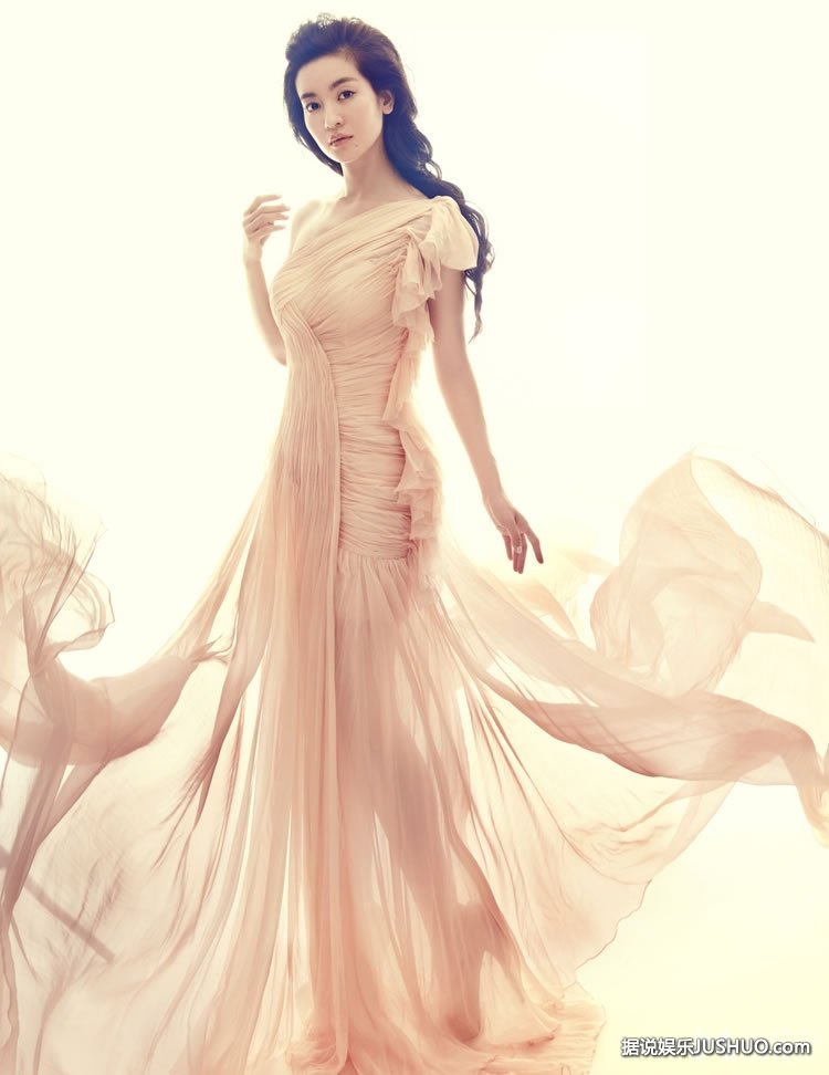 李晟裸色长裙写真 身材凹凸有致显妩媚