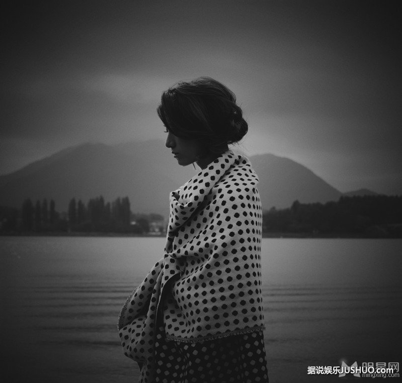 邦辰豪放半裸出镜 沙滩搔首弄姿咸湿性感