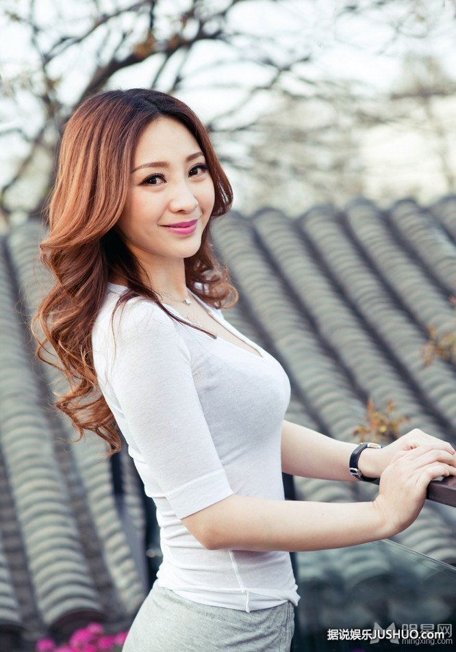 柳岩紧身上衣显傲人上围 黑色内衣若隐若现