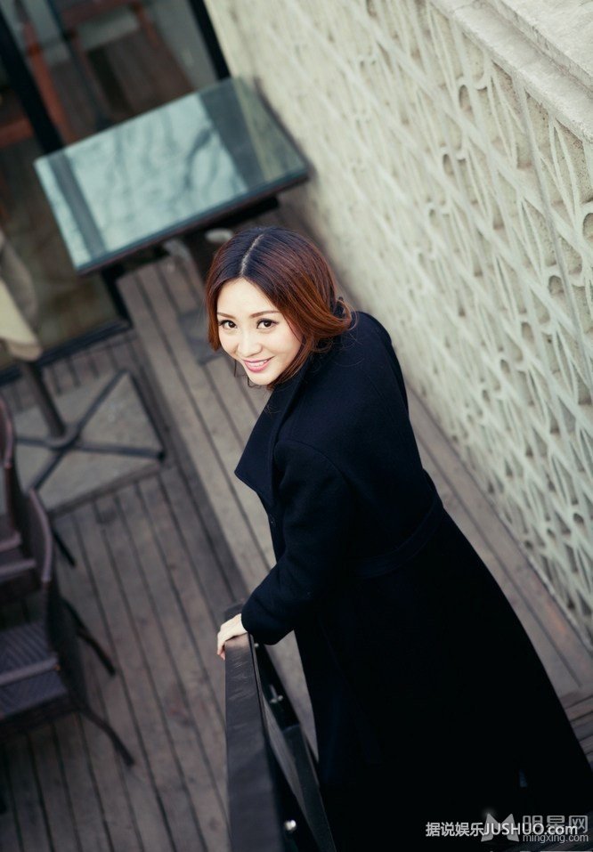 柳岩紧身上衣显傲人上围 黑色内衣若隐若现