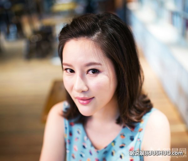 柳岩紧身上衣显傲人上围 黑色内衣若隐若现