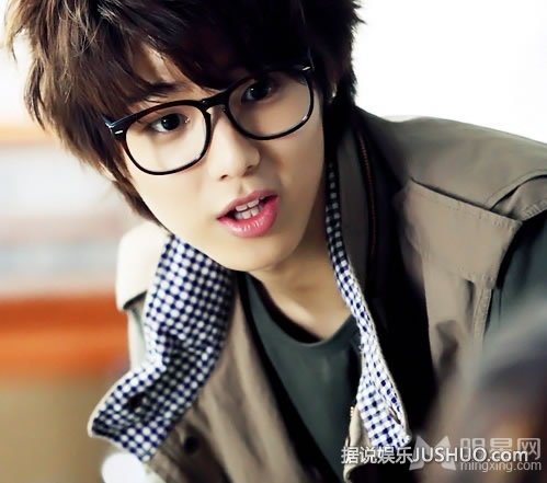 韩星姜敏赫床上写真 慵懒迷惑尽显男孩本色