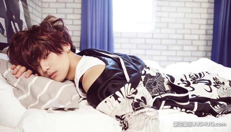 韩星姜敏赫床上写真 慵懒迷惑尽显男孩本色