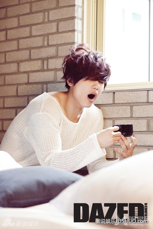 韩星姜敏赫床上写真 慵懒迷惑尽显男孩本色