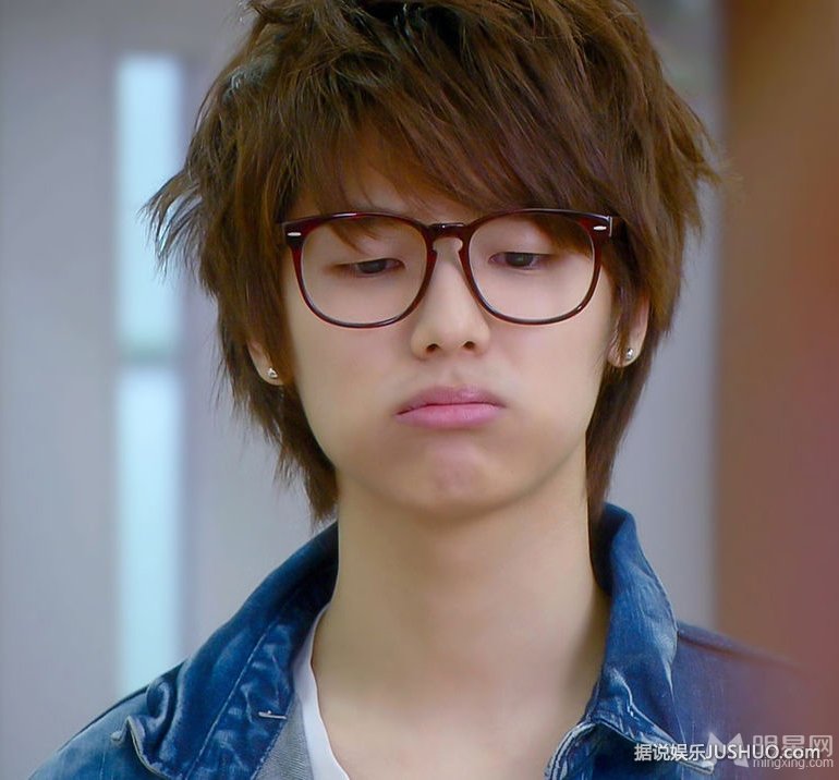 韩星姜敏赫床上写真 慵懒迷惑尽显男孩本色