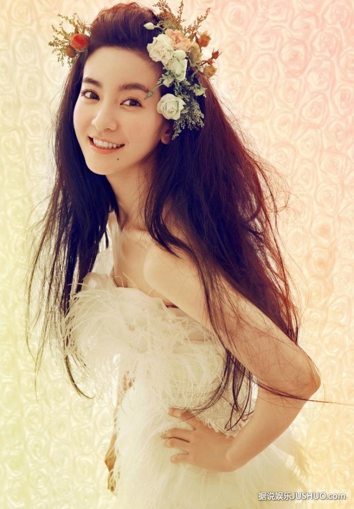 李晟裸色长裙写真 身材凹凸有致显妩媚