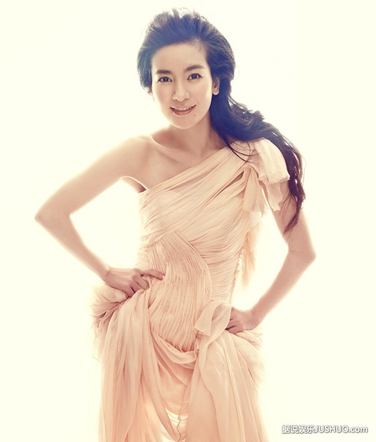 李晟裸色长裙写真 身材凹凸有致显妩媚