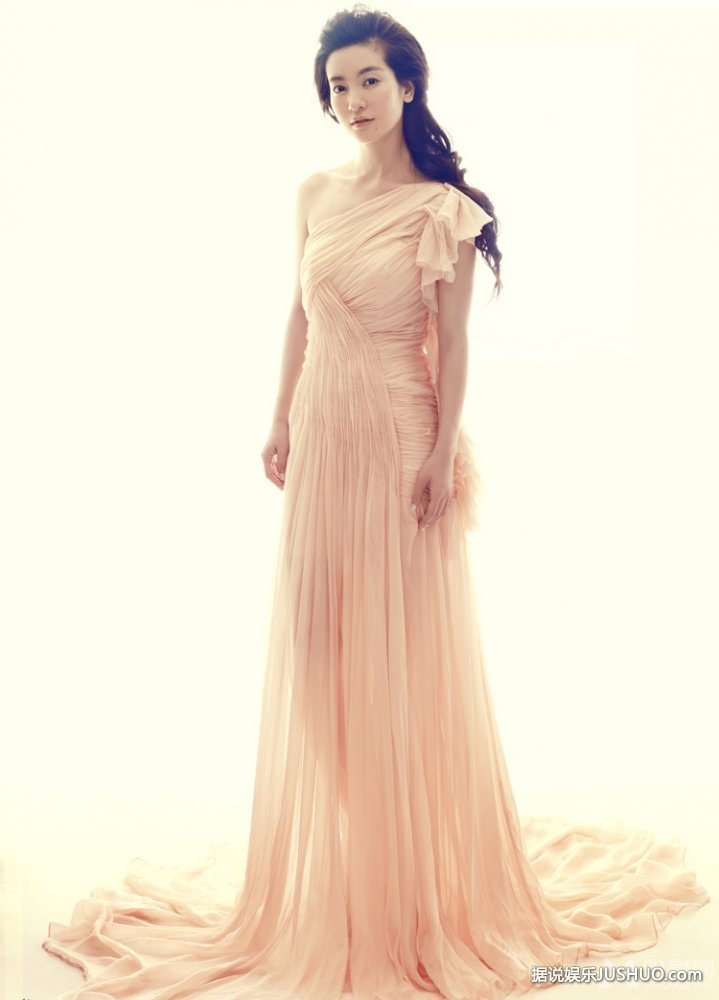 李晟裸色长裙写真 身材凹凸有致显妩媚