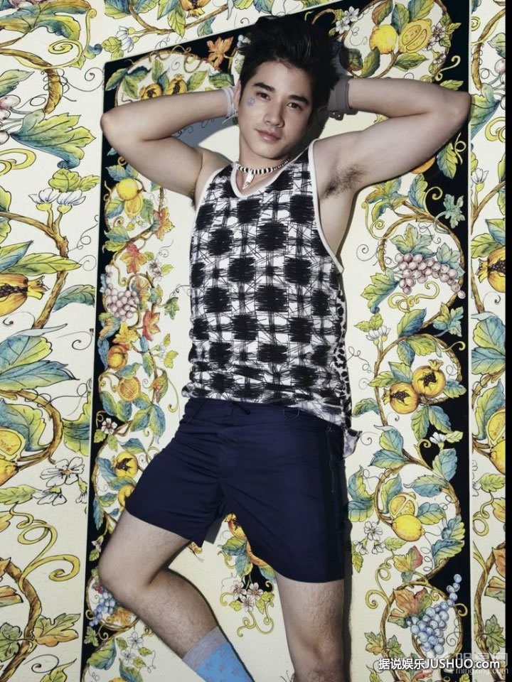 小杨幂黎丹化身网球宝贝 自信性感大秀双峰