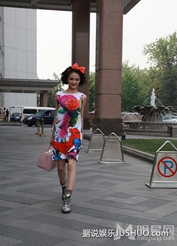 章子怡黑白大片霸气十足 国际章重返巅峰