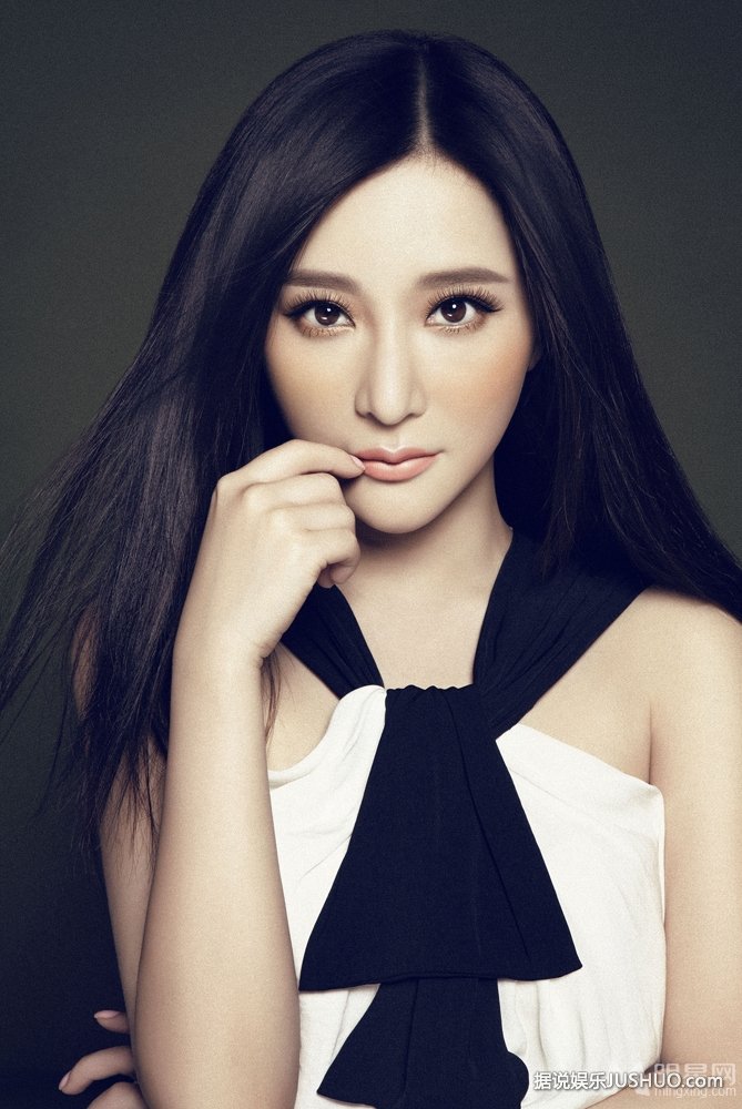 熊乃瑾红唇美妆大片 面容清丽眼神勾人