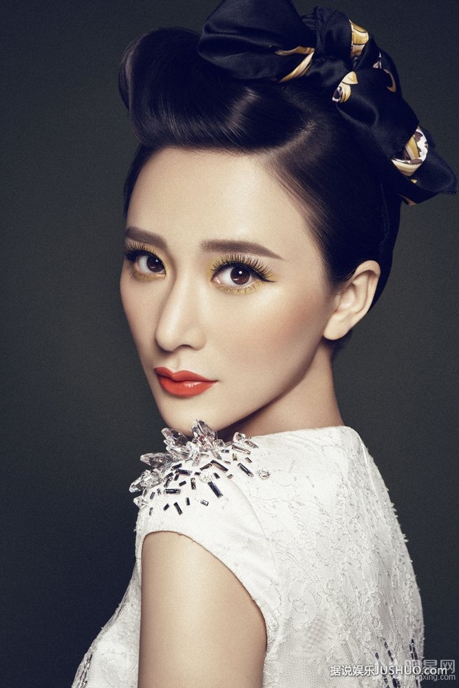 熊乃瑾红唇美妆大片 面容清丽眼神勾人