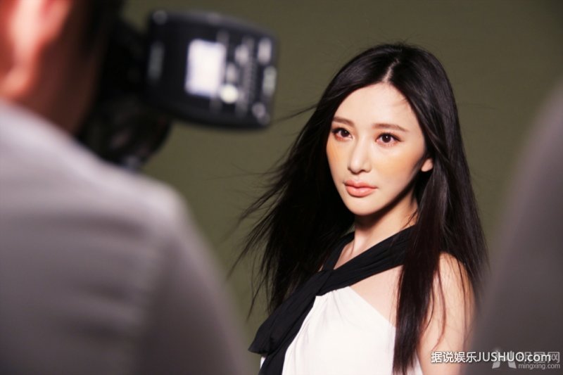 熊乃瑾红唇美妆大片 面容清丽眼神勾人