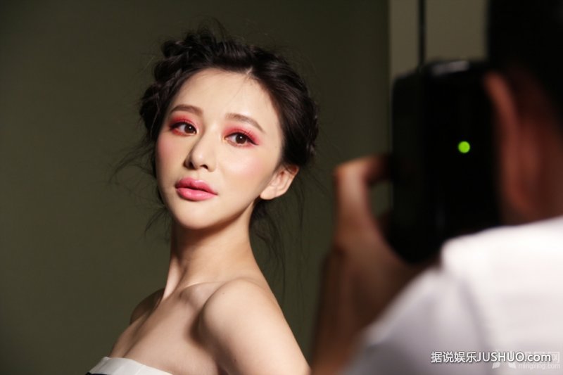 熊乃瑾红唇美妆大片 面容清丽眼神勾人